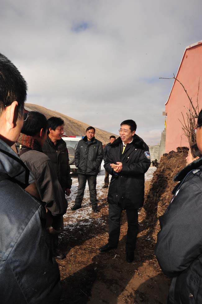 慰问组一行到贫困牧民家里，与贫困牧民和村干部拉家常，了解群众困难