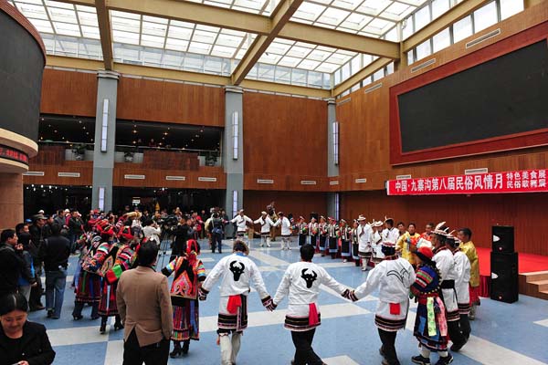 “中国?九寨沟第八届民俗风情月” 特色美食和民俗歌舞火热开展